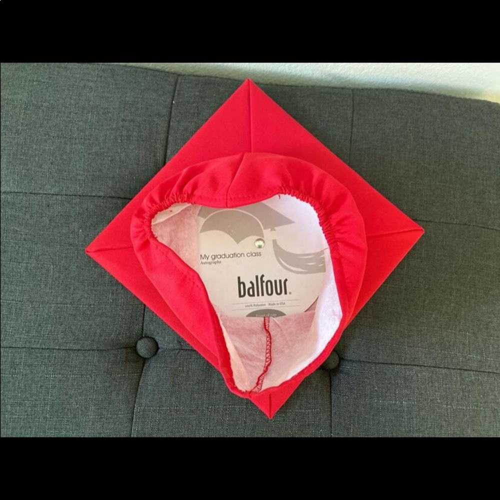 Graduation cap & gown - Picture 4 of 4